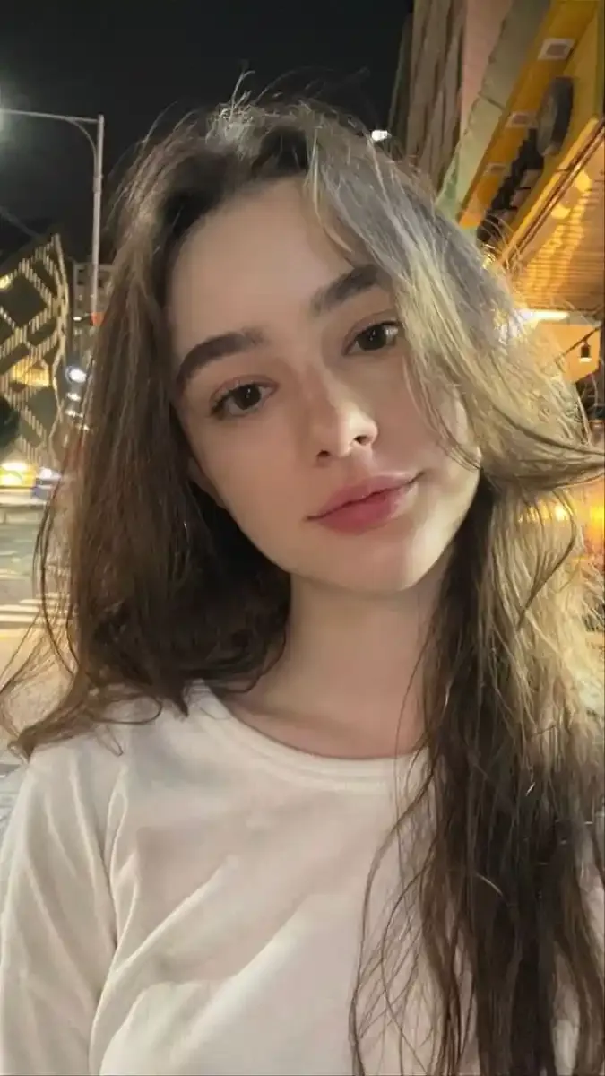 Girl Photos, Images and Pics