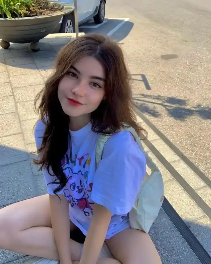 Girl Photos, Images and Pics