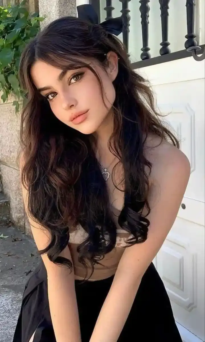 Girl Photos, Images and Pics