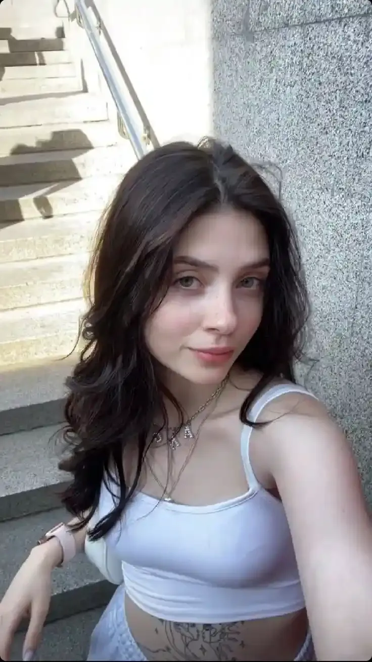 Girl Photos, Images and Pics