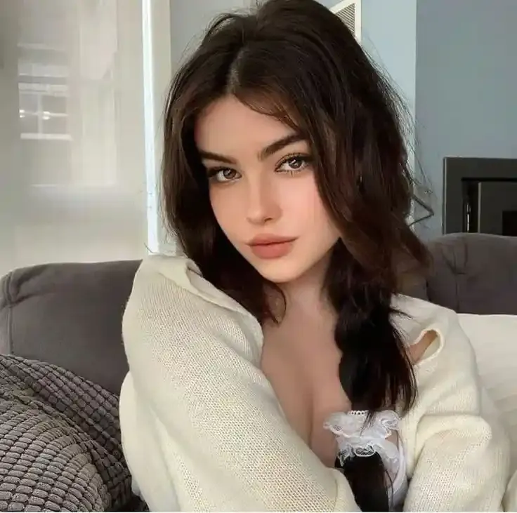 Girl Photos, Images and Pics